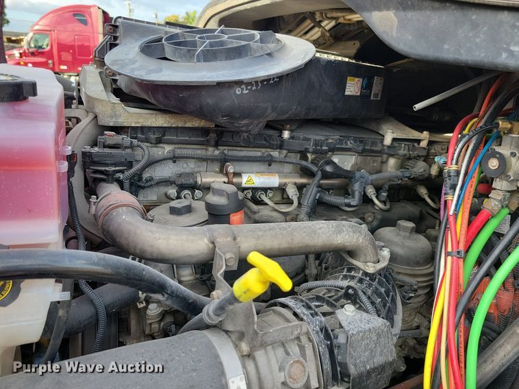 image for item MO9684 2015 Freightliner Cascadia 113  semi truck