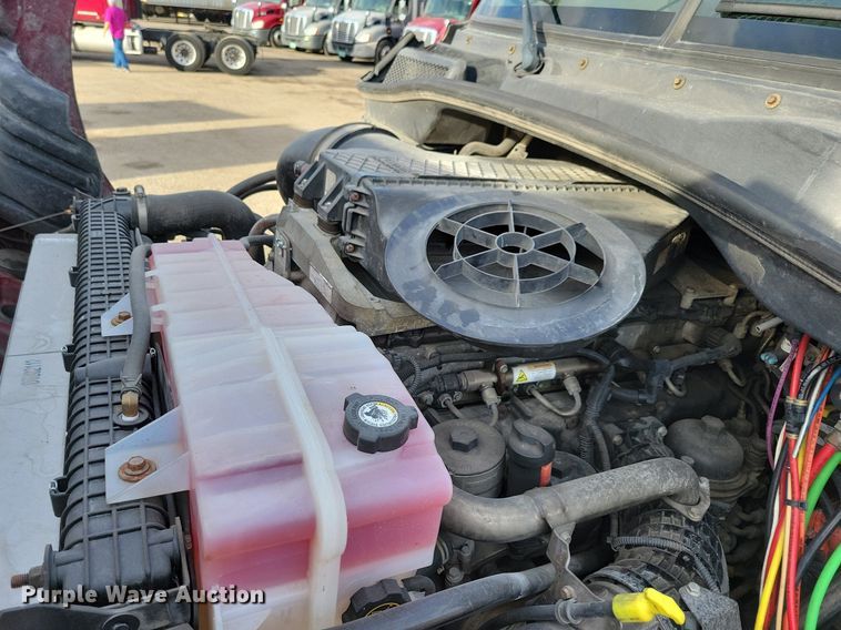 image for item MO9684 2015 Freightliner Cascadia 113  semi truck