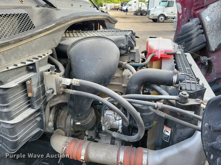 image for item MO9684 2015 Freightliner Cascadia 113  semi truck