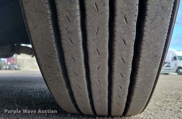 image for item MO9684 2015 Freightliner Cascadia 113  semi truck