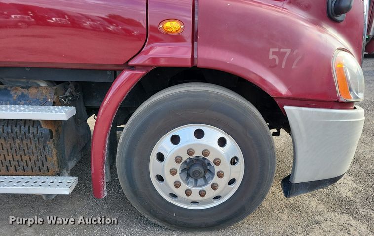 image for item MO9684 2015 Freightliner Cascadia 113  semi truck