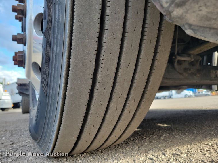 image for item MO9684 2015 Freightliner Cascadia 113  semi truck