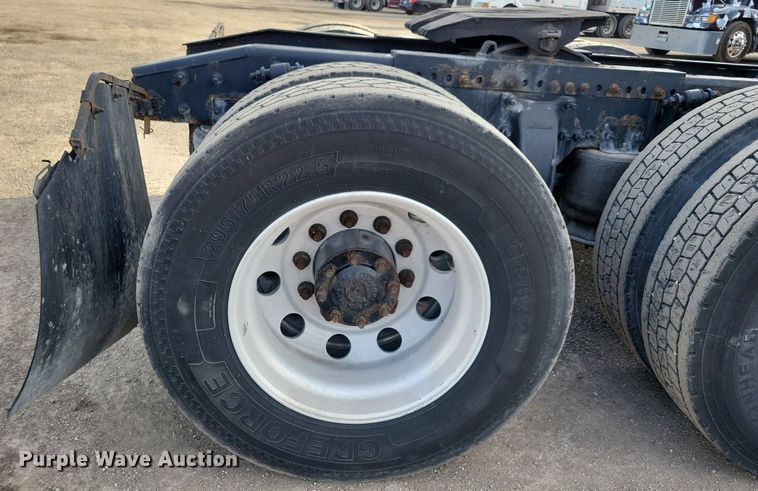 image for item MO9684 2015 Freightliner Cascadia 113  semi truck