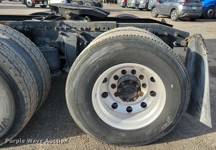 image for item MO9684 2015 Freightliner Cascadia 113  semi truck