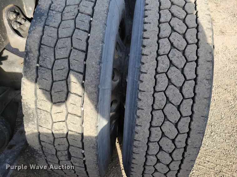 image for item MO9684 2015 Freightliner Cascadia 113  semi truck