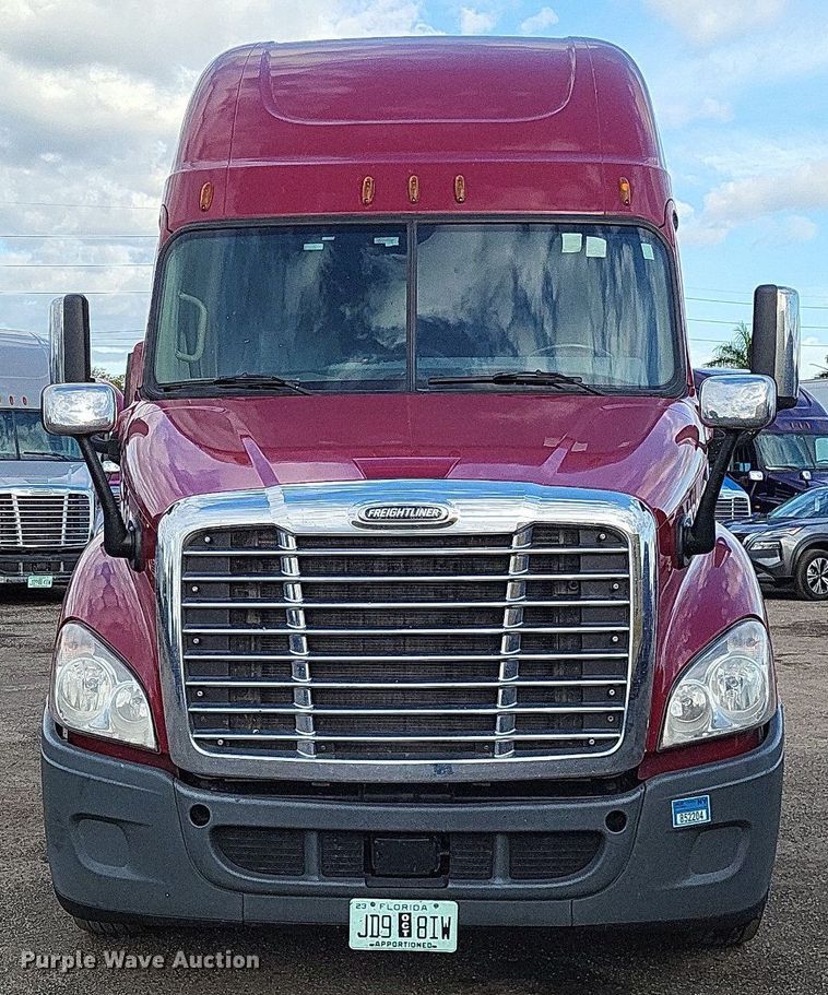 image for item MO9685 2015 Freightliner Cascadia 113  semi truck