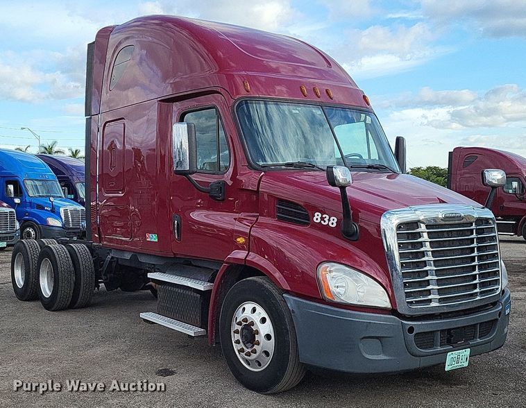 image for item MO9685 2015 Freightliner Cascadia 113  semi truck