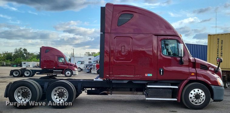 image for item MO9685 2015 Freightliner Cascadia 113  semi truck