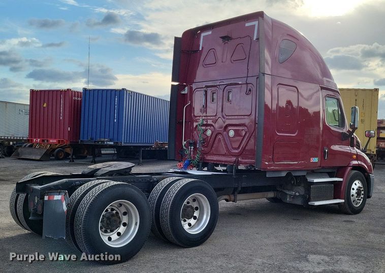 image for item MO9685 2015 Freightliner Cascadia 113  semi truck