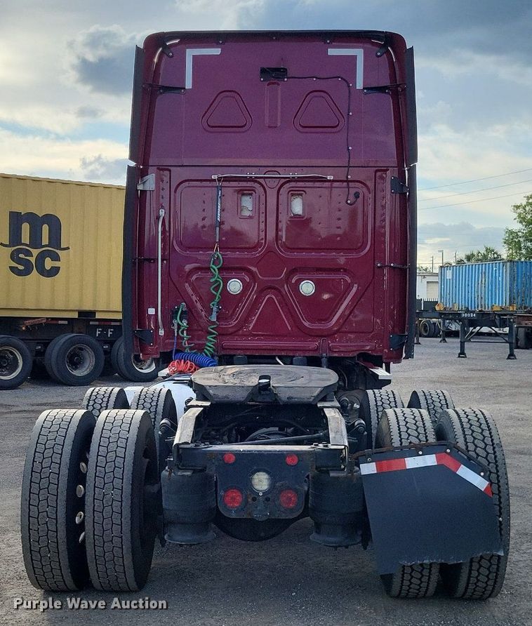 image for item MO9685 2015 Freightliner Cascadia 113  semi truck