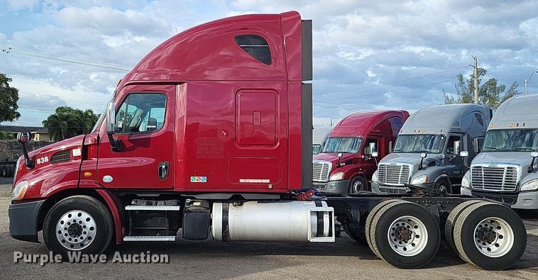 image for item MO9685 2015 Freightliner Cascadia 113  semi truck