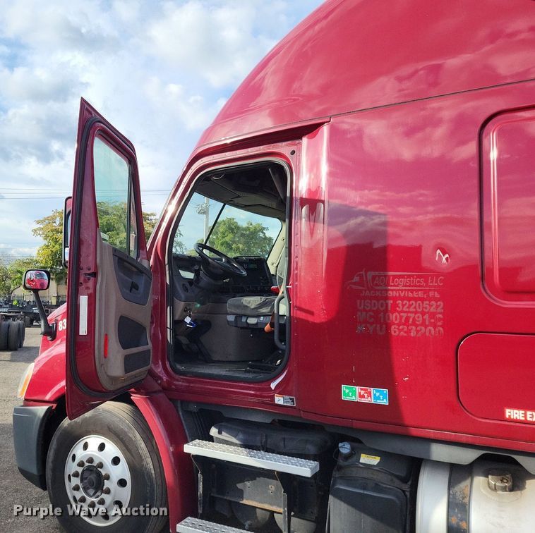 image for item MO9685 2015 Freightliner Cascadia 113  semi truck