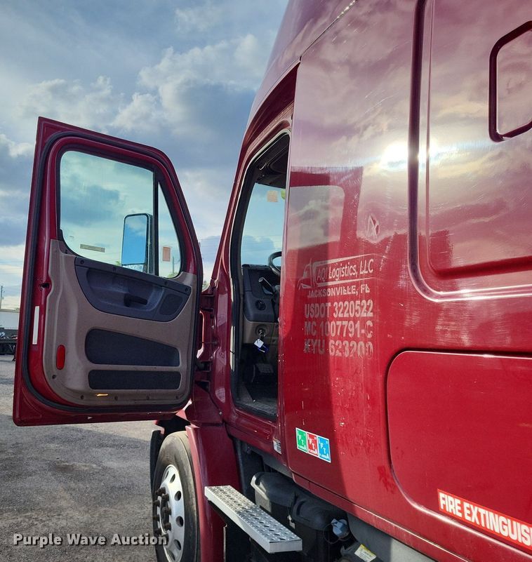 image for item MO9685 2015 Freightliner Cascadia 113  semi truck