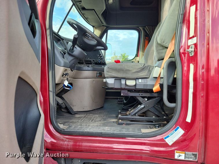 image for item MO9685 2015 Freightliner Cascadia 113  semi truck