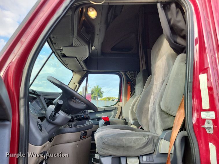 image for item MO9685 2015 Freightliner Cascadia 113  semi truck