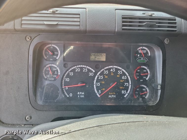 image for item MO9685 2015 Freightliner Cascadia 113  semi truck