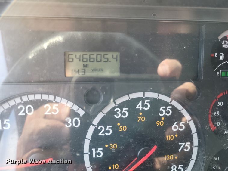 image for item MO9685 2015 Freightliner Cascadia 113  semi truck