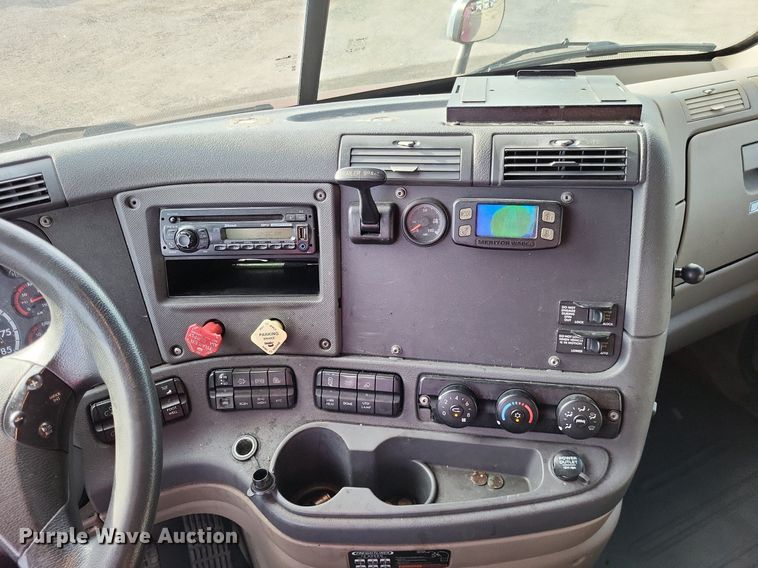 image for item MO9685 2015 Freightliner Cascadia 113  semi truck