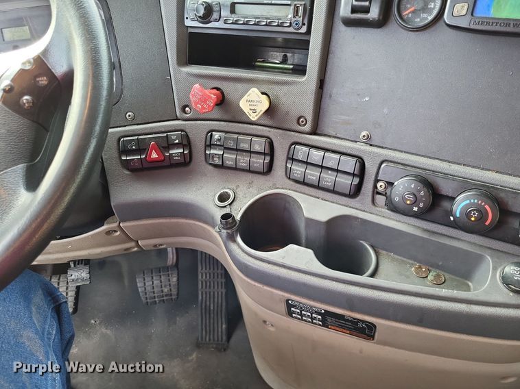 image for item MO9685 2015 Freightliner Cascadia 113  semi truck