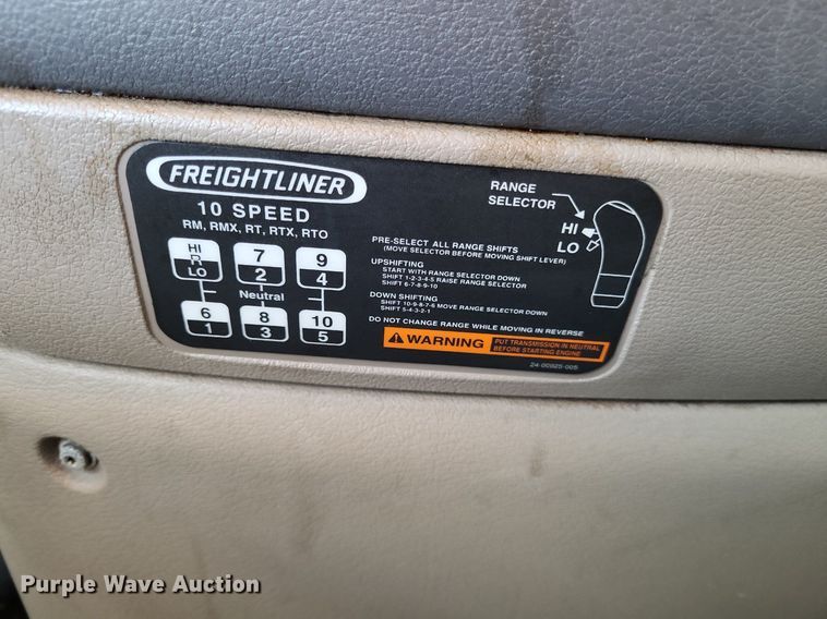 image for item MO9685 2015 Freightliner Cascadia 113  semi truck