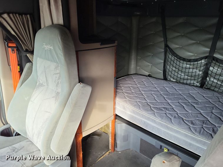 image for item MO9685 2015 Freightliner Cascadia 113  semi truck