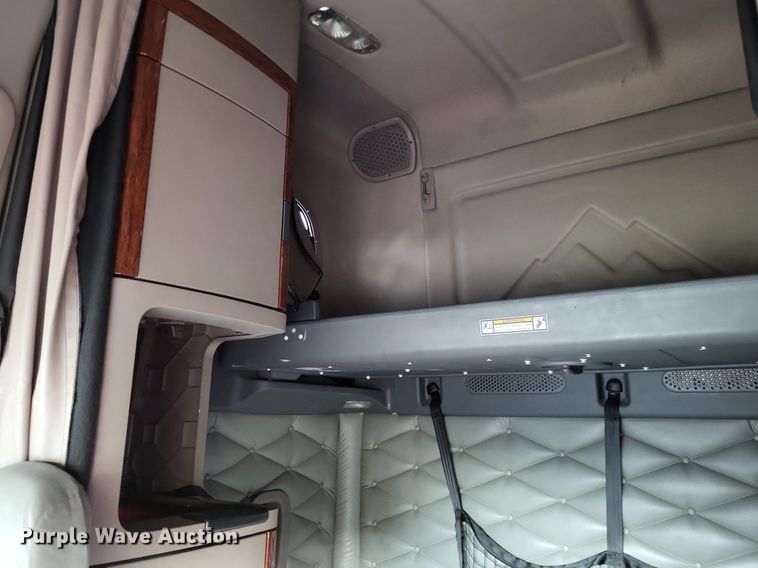 image for item MO9685 2015 Freightliner Cascadia 113  semi truck