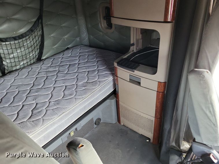 image for item MO9685 2015 Freightliner Cascadia 113  semi truck