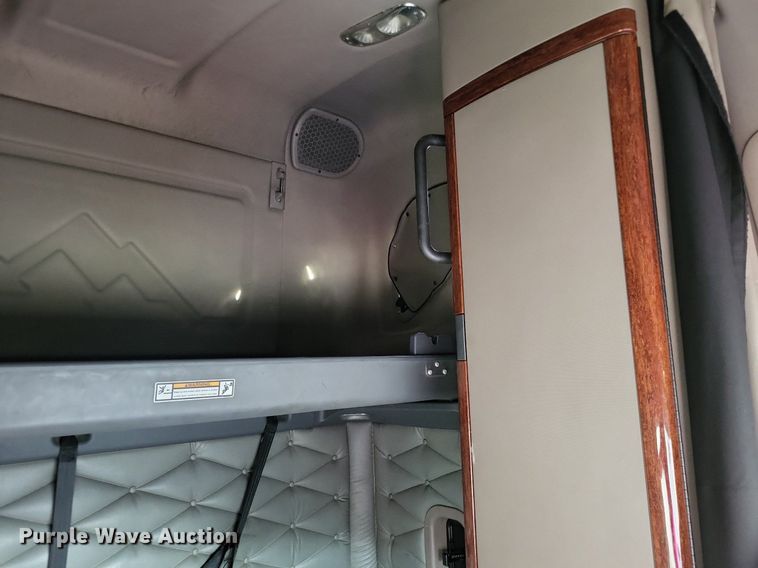 image for item MO9685 2015 Freightliner Cascadia 113  semi truck