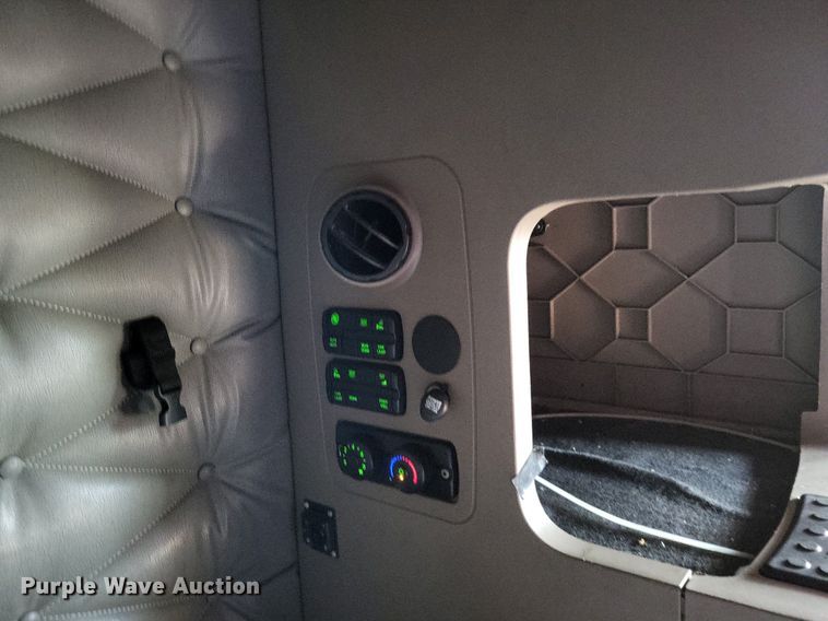 image for item MO9685 2015 Freightliner Cascadia 113  semi truck