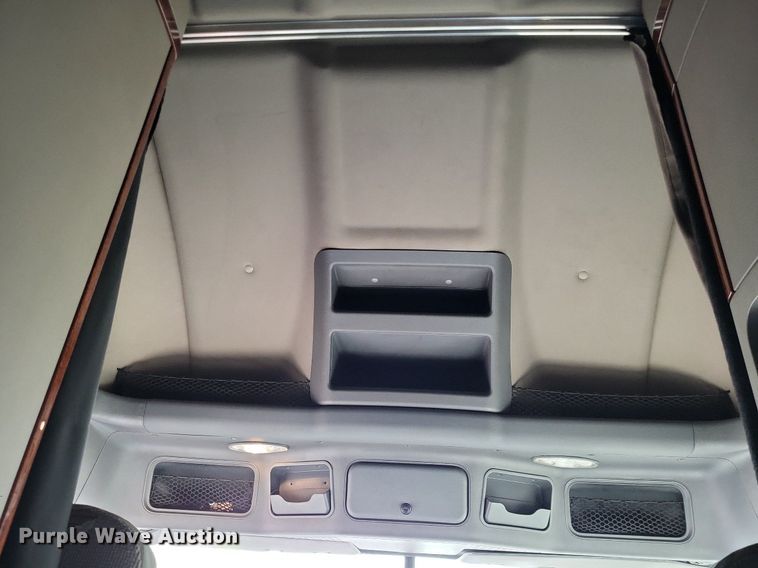 image for item MO9685 2015 Freightliner Cascadia 113  semi truck