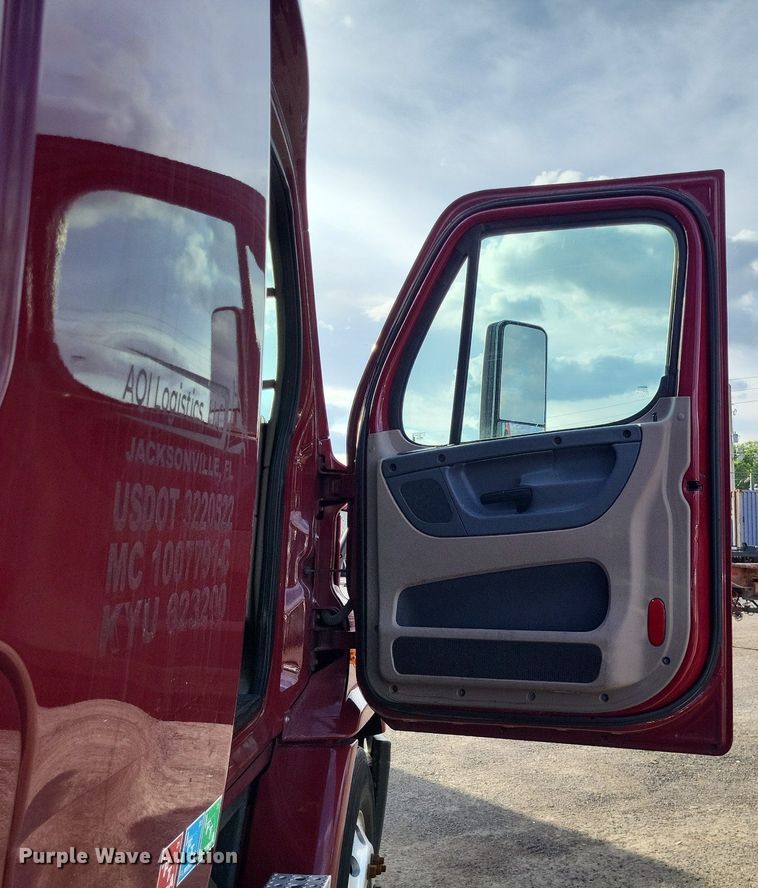 image for item MO9685 2015 Freightliner Cascadia 113  semi truck