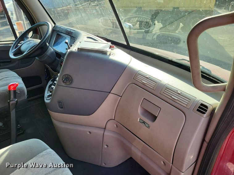 image for item MO9685 2015 Freightliner Cascadia 113  semi truck