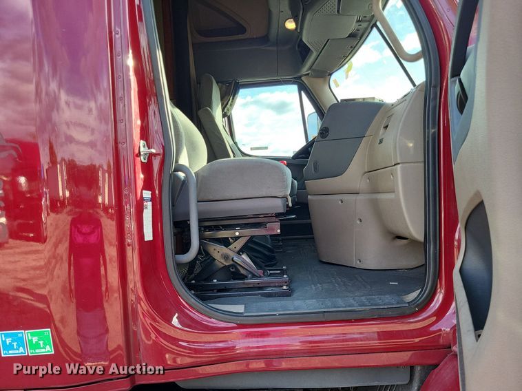 image for item MO9685 2015 Freightliner Cascadia 113  semi truck