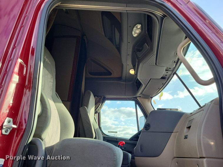 image for item MO9685 2015 Freightliner Cascadia 113  semi truck