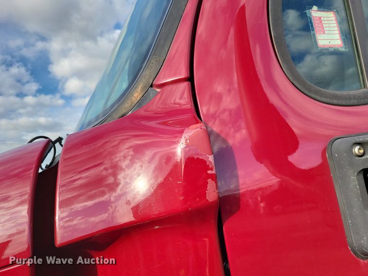 image for item MO9685 2015 Freightliner Cascadia 113  semi truck