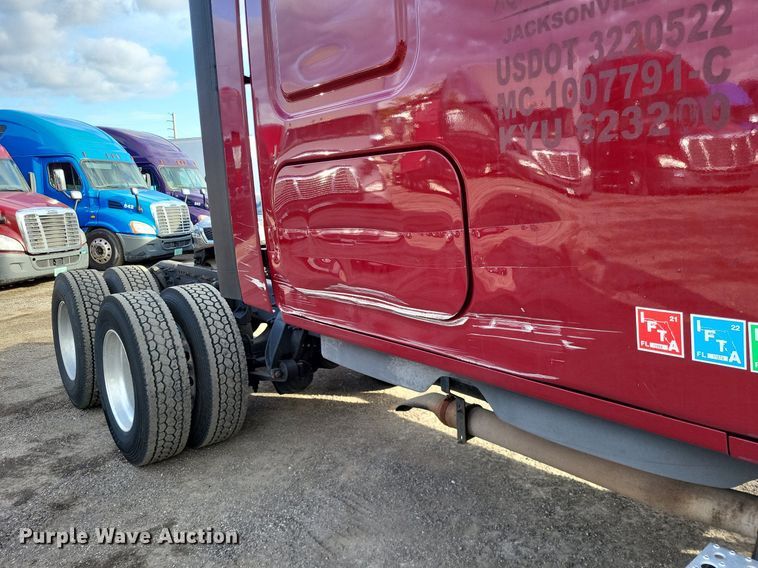 image for item MO9685 2015 Freightliner Cascadia 113  semi truck