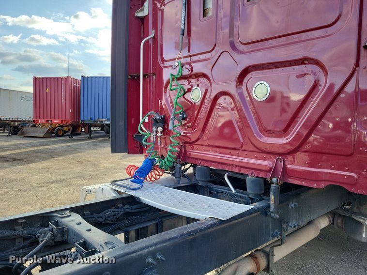 image for item MO9685 2015 Freightliner Cascadia 113  semi truck