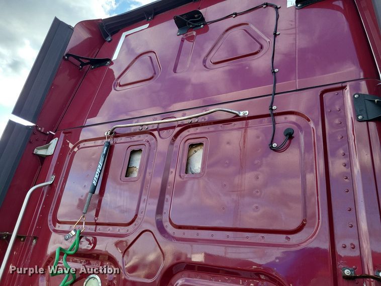 image for item MO9685 2015 Freightliner Cascadia 113  semi truck