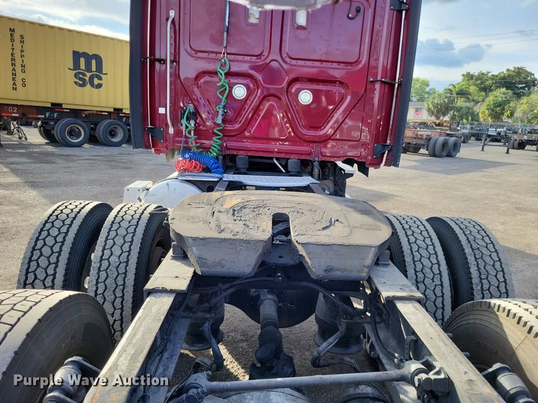 image for item MO9685 2015 Freightliner Cascadia 113  semi truck