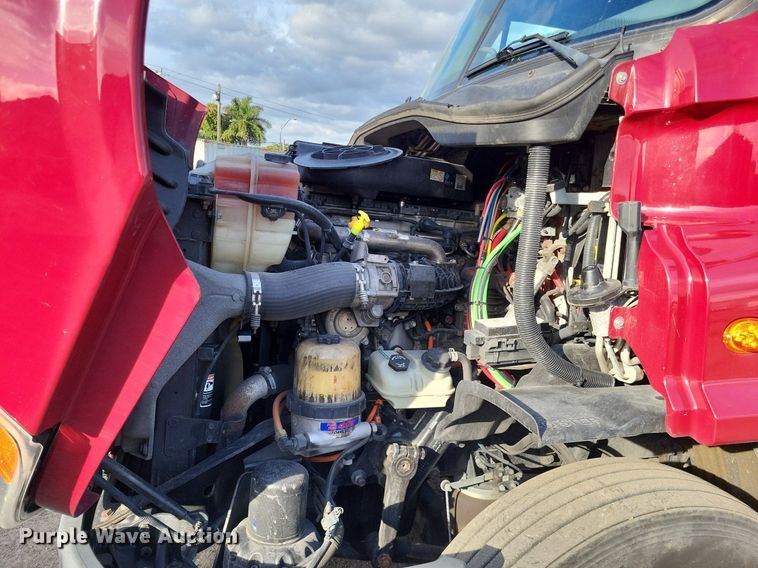 image for item MO9685 2015 Freightliner Cascadia 113  semi truck