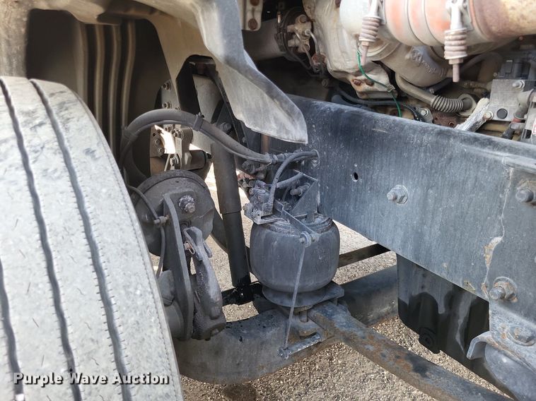 image for item MO9685 2015 Freightliner Cascadia 113  semi truck