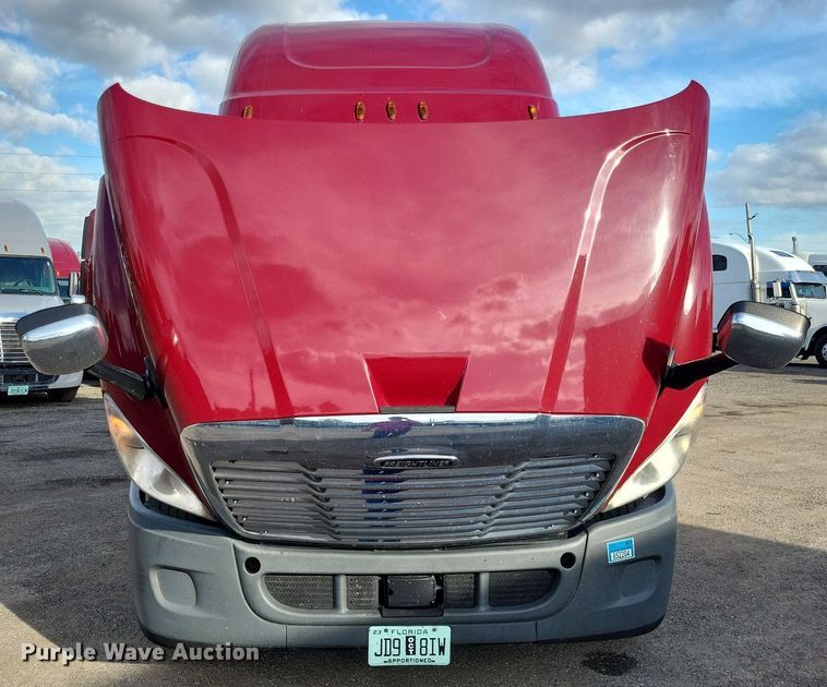 image for item MO9685 2015 Freightliner Cascadia 113  semi truck