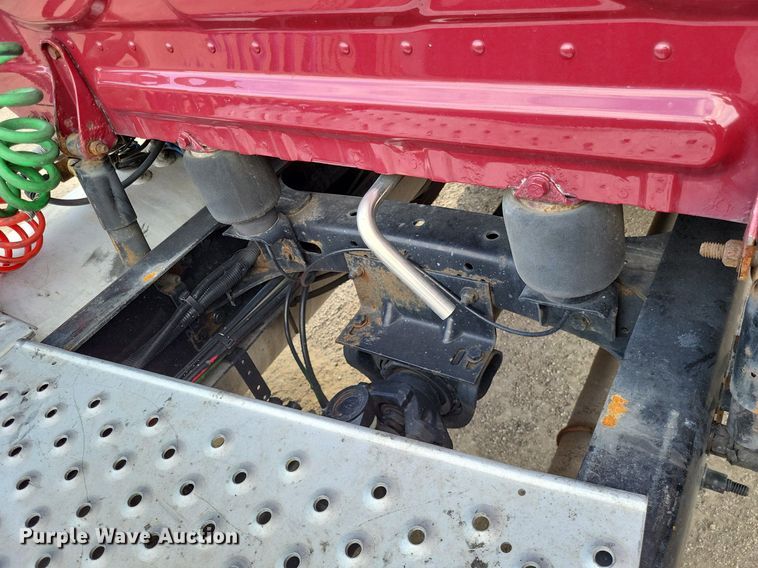 image for item MO9685 2015 Freightliner Cascadia 113  semi truck