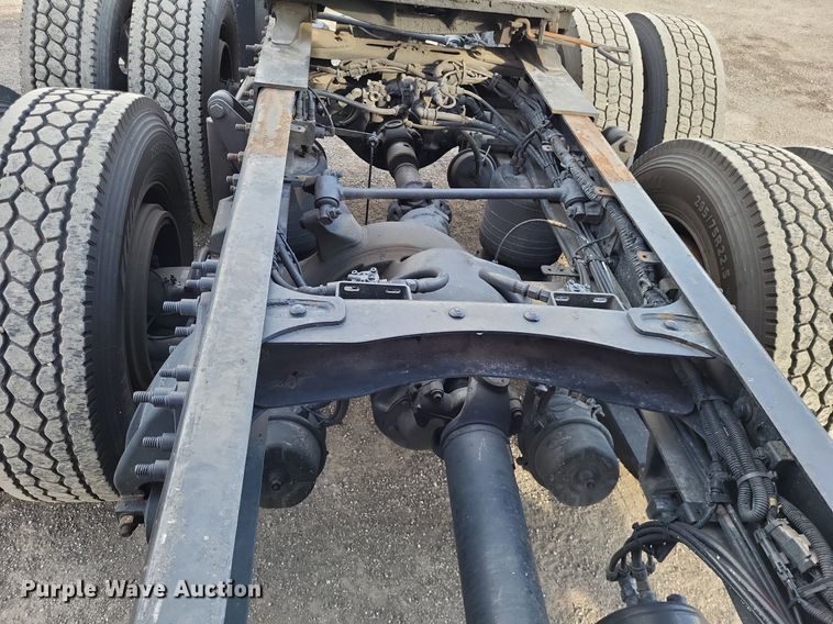 image for item MO9685 2015 Freightliner Cascadia 113  semi truck