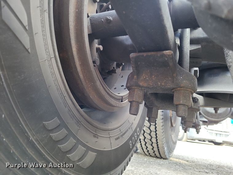 image for item MO9685 2015 Freightliner Cascadia 113  semi truck