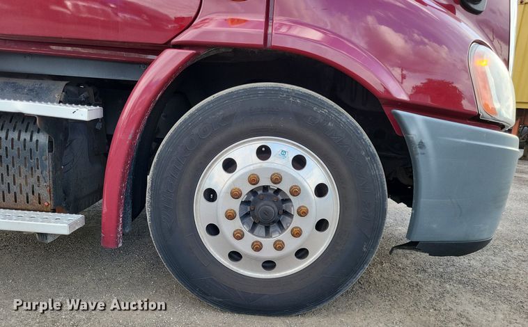 image for item MO9685 2015 Freightliner Cascadia 113  semi truck