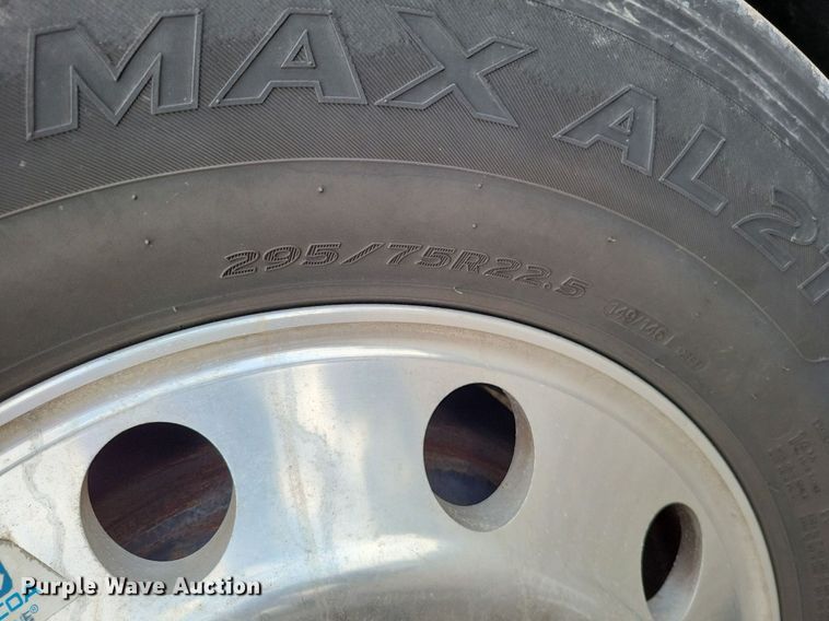 image for item MO9685 2015 Freightliner Cascadia 113  semi truck