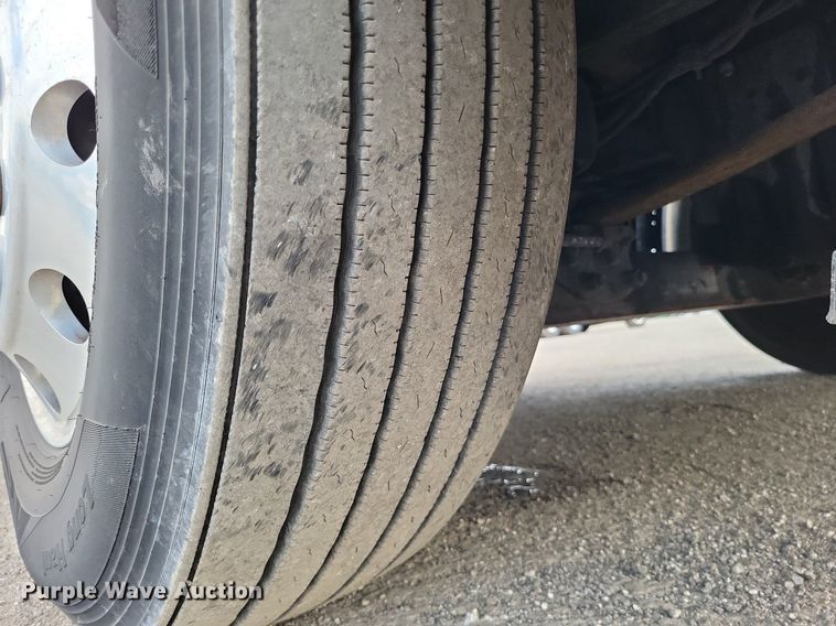 image for item MO9685 2015 Freightliner Cascadia 113  semi truck