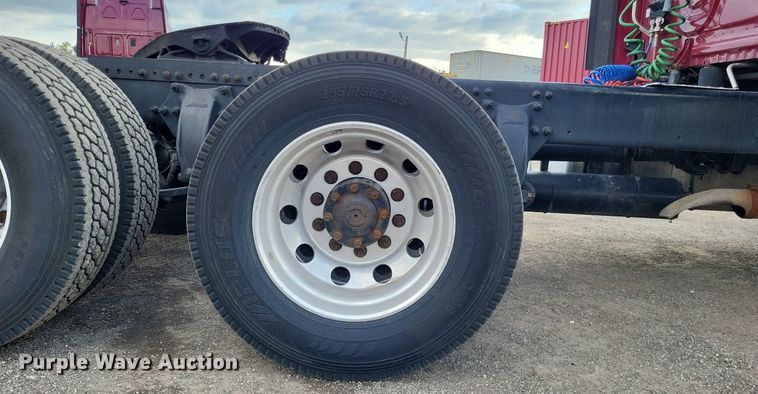 image for item MO9685 2015 Freightliner Cascadia 113  semi truck