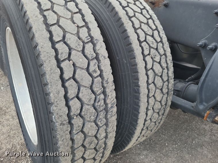 image for item MO9685 2015 Freightliner Cascadia 113  semi truck